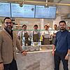Vijay Kumar (links), sein Bruder Satish Kumar sowie das Küchen- und Serviceteam vom Wabisabi. Wer die Gerichte mitnehmen möchte, kann ...