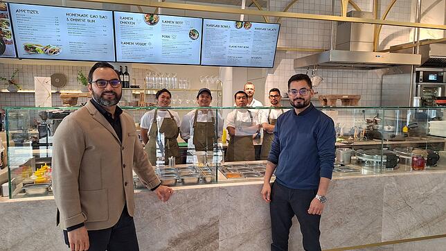 Vijay Kumar (links), sein Bruder Satish Kumar sowie das Küchen- und Serviceteam vom Wabisabi. Wer die Gerichte mitnehmen möchte, kann ...