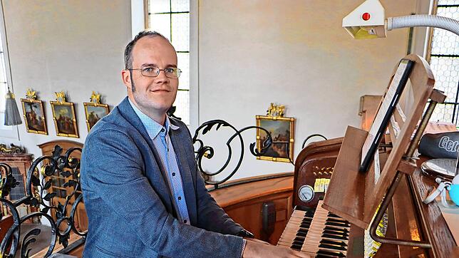 Absolut virtuos: Der Thüringer Kirchenmusiker Johannes Richter spielt die Dold-Orgel auf beeindruckende Art und Weise. Foto:  Richard ...