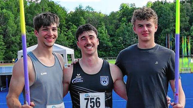 Erfolgreiche Speerwerfer: (von links) Lars Waitschull, Tom Bichsel und Jakob Kresalek.