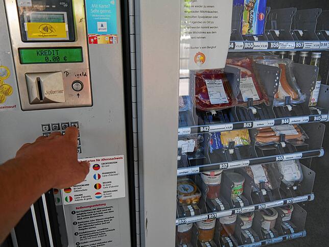 Zwei Automaten Familie Bucher gibt es. Dieser steht in Riedheim, kurz bevor es Richtung Berghof geht.