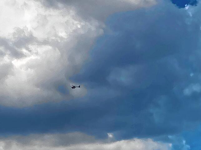 Dieser Hubschrauber kreist am Mittwochabend über Gottmadingen.