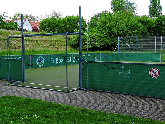 Dieses DFB-Mini-Spielfeld soll wieder flott gemacht werden.