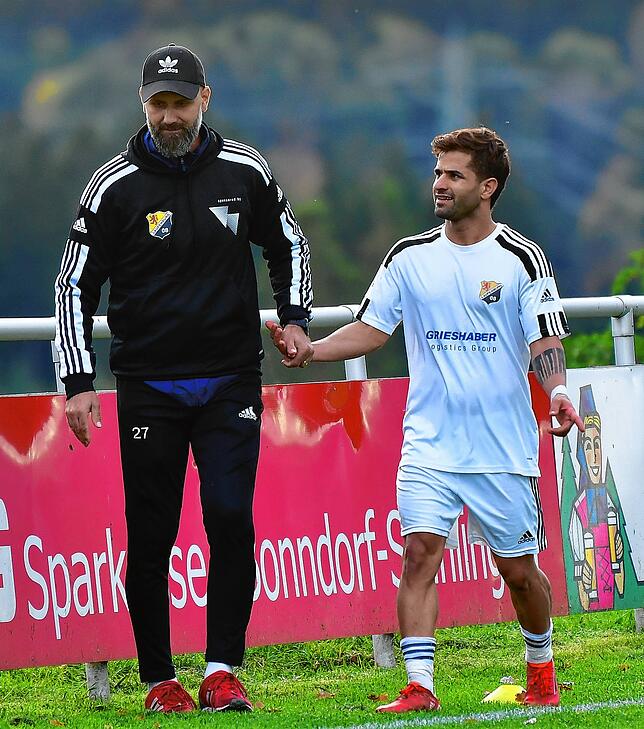 Hoffnungsträger: Trainer Branimir Sarenac (links) traut Milad Mombeni durchaus zu, die nötigen Tore zum Ligaverbleib zu schießen.