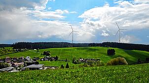 Noch keine Realität: So sollten die beiden Windkraftanlagen oberhalb des Marbentals in Unterkirnach, gesehen aus Richtung Sommerberg, ...