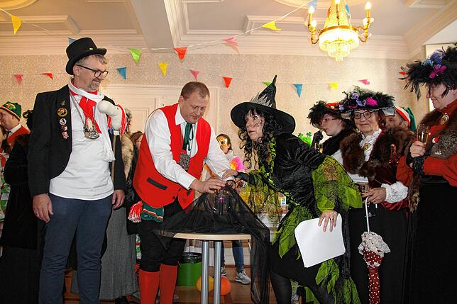 Hexe Petra Dorfmeister muss ihre Kristallkugel befragen, Tobias Fritz (Mitte) muss assistieren und OB Martin Gruner beobachtet den Spuk ...