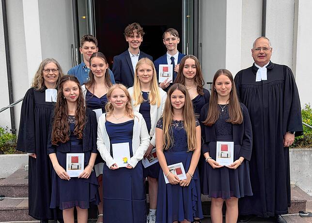 In der Kadelburger Bergkirche wurden (von links): Vivienne Spohn, Nina Bauer, Karina Stabel, Sabrina Martin, Nika Laub, Marie Strüber, ...