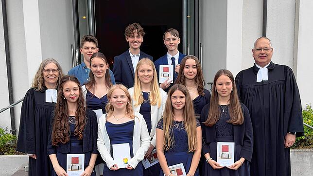 In der Kadelburger Bergkirche wurden (von links): Vivienne Spohn, Nina Bauer, Karina Stabel, Sabrina Martin, Nika Laub, Marie Strüber, ...