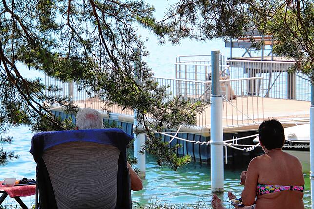 So nah und doch so fern: Badegäste würden die Schwimmplattform gern benutzen. Doch so lange das Blässhuhn darauf brütet ist nichts zu ...