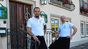 Gastronomen Christian Aurich (links) und Mitarbeiter Erik Hussock bewirten nach zwei Jahren Schließzeit wieder Gäste im Landgasthof ...