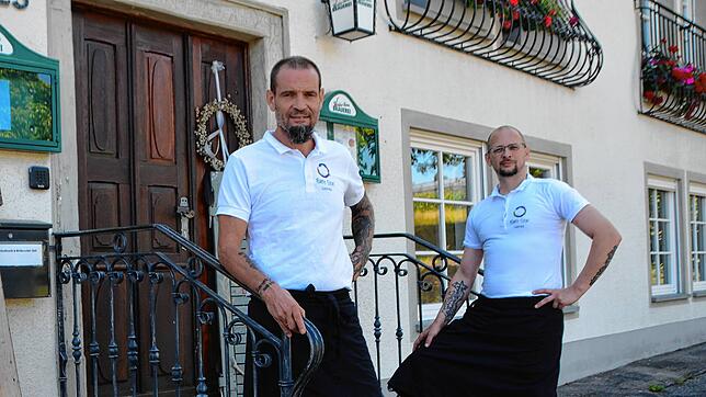 Gastronomen Christian Aurich (links) und Mitarbeiter Erik Hussock bewirten nach zwei Jahren Schließzeit wieder Gäste im Landgasthof ...