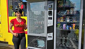 Conte-Eis aus dem Automaten vor Cono Pizza gibt es vorerst nicht mehr: Unbekannte haben das Gerät demoliert, Antonietta Tamasco ist sauer.