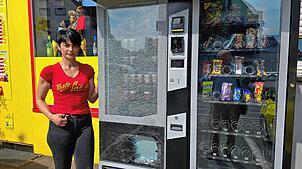 Conte-Eis aus dem Automaten vor Cono Pizza gibt es vorerst nicht mehr: Unbekannte haben das Gerät demoliert, Antonietta Tamasco ist sauer.