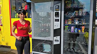 Conte-Eis aus dem Automaten vor Cono Pizza gibt es vorerst nicht mehr: Unbekannte haben das Gerät demoliert, Antonietta Tamasco ist sauer.