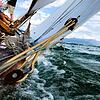 Auf der 8mR-Yacht Bayern II muss jede Schot mit Muskelkraft bedient werden. Bild: privat