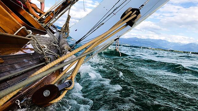 Auf der 8mR-Yacht Bayern II muss jede Schot mit Muskelkraft bedient werden. Bild: privat