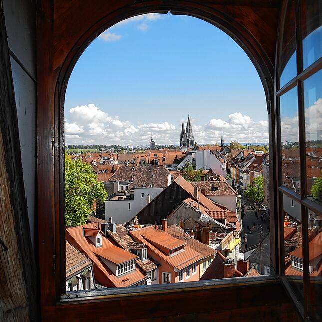 Blick über die Stadt aus dem Dachfenster des Schnetztors.