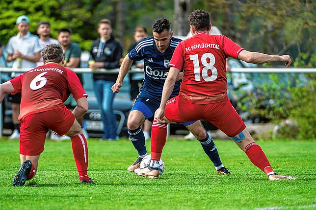 Bild 14: FC Schlüchttal gewinnt Spitzenspiel gegen SV Blau-Weiß Murg mit 2:1 &ndash; und wir haben Bilder!