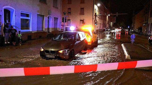 Bild 1: Überflutungen in Baden: Sturzbäche ergießen sich durch Dörfer