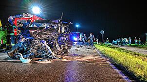 Bei einem schweren Verkehrsunfall im Alb-Donau-Kreis sind am Morgen zwei Männer ums Leben gekommen.