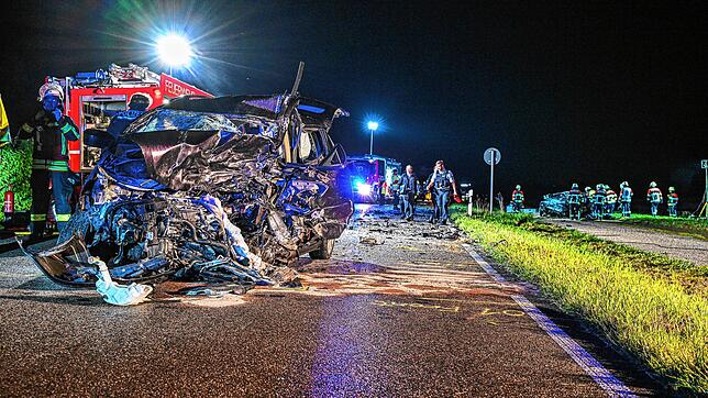 Bei einem schweren Verkehrsunfall im Alb-Donau-Kreis sind am Morgen zwei Männer ums Leben gekommen.