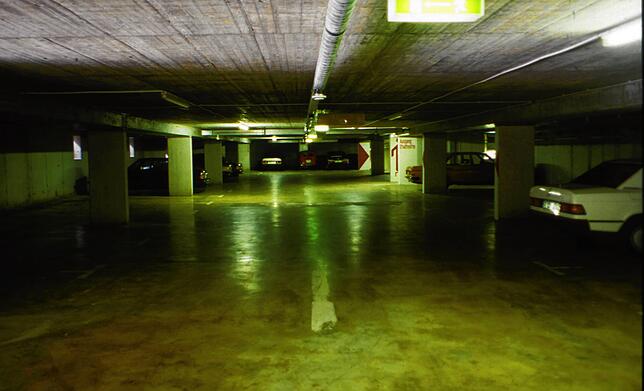 April 1985: Blick ins obere Deck der Tiefgarage Bischofsschloss nach Fertigstellung.