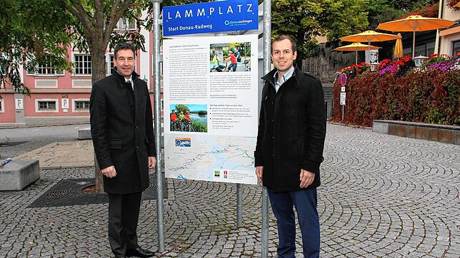 Sehen für Donaueschingen gute Chancen im Tourismus: OB Erik Pauly und Tourismus-Chef Andreas Haller am Startpunkt des Donauradwegs.