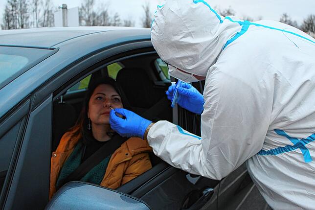 Ina Steiger lässt sich in ihrem Auto testen, nachdem es im Kindergarten ihres Sohnes Verdachtsfälle auf Corona gegeben hatte.