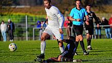 Jeremy Kaplan rechts (SV Mühlhausen) versucht Nuradin Xani (ESV Südstern Singen) vom Ball zu trennen. Dies gelang den Gastgebern trotz ...