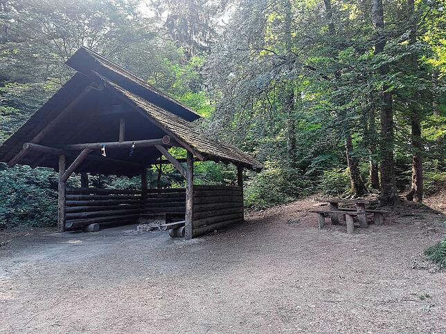 Das Häuschen auf dem Grillplatz Eulenbach oberhalb von Wallhausen.
