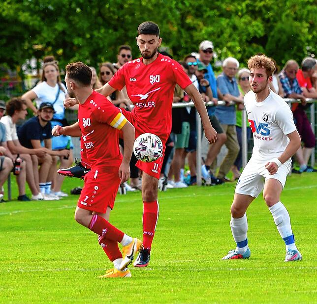 Wieder da: Ozan Altunöz (Mitte) ist nach eineinhalb Jahren im Hegau zum SV Jestetten zurück gekommen.