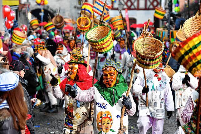 Narren der Dorauszunft Saulgau ziehen 2017 durch die Markdorfer Innenstadt.