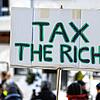 „Tax the rich“, also „Besteuert die Reichen“, hier als Forderung auf einer Demonstration in Davos.