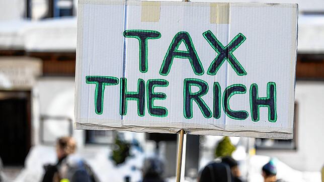 „Tax the rich“, also „Besteuert die Reichen“, hier als Forderung auf einer Demonstration in Davos.