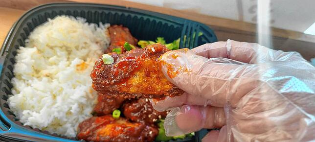 Chicken mit Reis und Salat mit einem koreanischen Dip gibt‘s für 13,90 Euro. Damit man die koreanische Spezialität unfallfrei essen ...