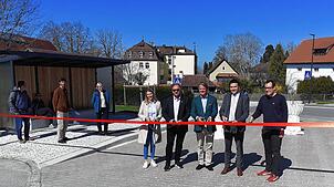 Hinter dem roten Band mit der Schere im Anschlag (von links): Janina Mayer, Klaus Hoher, Christian zu Fürstenberg, Bürgermeister Denis ...