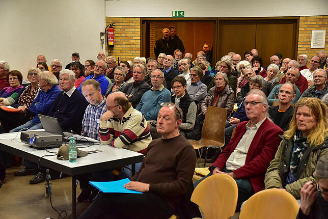 Weit über 100 Zuhörer verfolgen die Vorträge mit neuesten Erkenntnissen über die Nazizeit in Villingen-Schwenningen.