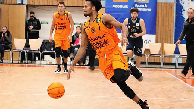 Beschlagen mit dem Ball und ein intelligenter Spielgestalter: Nate Britt, der neue Point Guard der wiha Panthers Schwenningen. Bild: Sauter
