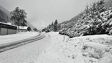Wegen der starken Schneefälle am Dienstag darf die B317 über den Feldberg nur noch mit Schneeketten befahren werden, für LKW ist sie ...