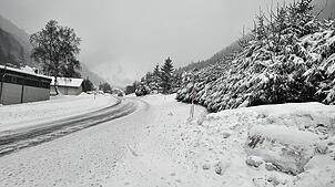 Wegen der starken Schneefälle am Dienstag darf die B317 über den Feldberg nur noch mit Schneeketten befahren werden, für LKW ist sie ...