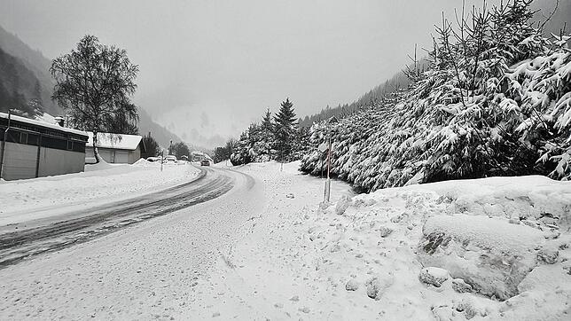 Wegen der starken Schneefälle am Dienstag darf die B317 über den Feldberg nur noch mit Schneeketten befahren werden, für LKW ist sie ...