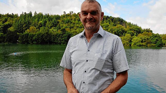 Manuel Seidel, Vorsitzender der DLRG-Ortsgruppe Steißlingen, kennt den Steißlinger See und erklärt die Gefahren. Die Ortsgruppe bietet ...