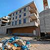 Gerüst weg, Bauarbeiter weg. Einige Wände und Fenster sind mit Spanplatten abgedichtet. Das Bauvorhaben Eschelen-Carré steht weiterhin ...