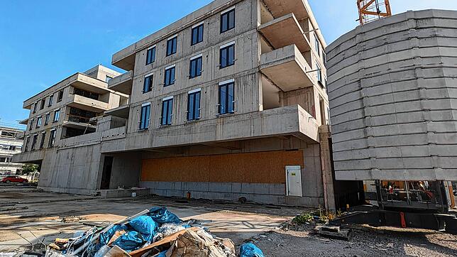 Gerüst weg, Bauarbeiter weg. Einige Wände und Fenster sind mit Spanplatten abgedichtet. Das Bauvorhaben Eschelen-Carré steht weiterhin ...
