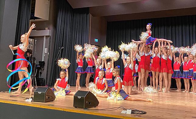 Gleich mehrere Beiträge kamen vom Ukrainischen Verein Stockach. Die Mädchen wirbelten zuerst über die Bühne, dann tanzten ein paar Mütter.