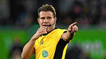 Die Schiedsrichter um Felix Brych sollen künftig ihre Entscheidungen im Stadion durchsagen.