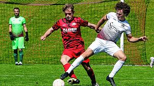 Sowohl der FV Walbertsweiler-Rengetsweiler (links Daniel Gillert) als auch der SV Deggenhausertal (Oliver Schiller) hoffen noch auf den ...