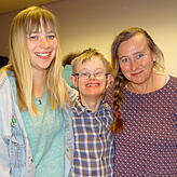 Elias (Mitte), hier mit seiner Schwester Olivia und seiner Mutter Ewa Lange (rechts), sagt: "Wir sind ein gutes Team."