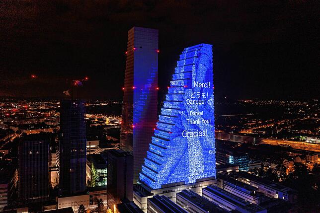 Bild 3: So spektakulär erstrahlt der Roche-Turm am Abend (mit Videos)