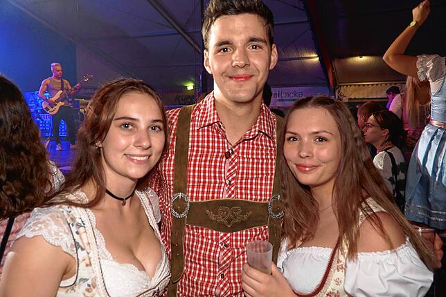 Beim Bayrischen Abend mit den Almrockern steppt im großen Festzelt der Landjugend Bräunlingen der Bär.